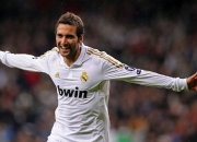 爱游戏官方入口-赛道上的风暴，F1新赛季揭幕战，雷恩车队爆冷击败阿根廷传奇