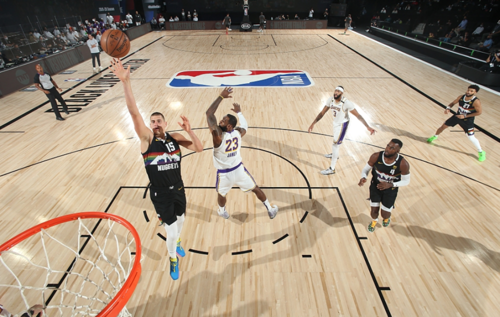 猛龙横扫江苏队，浓眉哥扛起全队