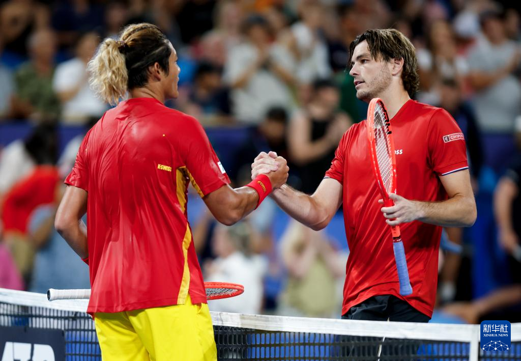 日本网球队鏖战意大利网球队，瓦林卡三分雨点燃全场