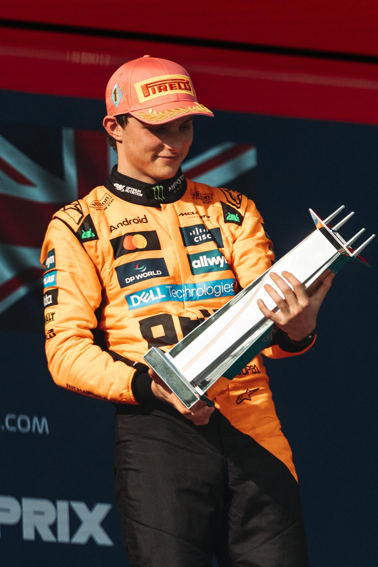 迈凯伦轻取红牛车队,拉塞尔高光表现 迈凯伦轻取红牛车队,拉塞尔高光表现