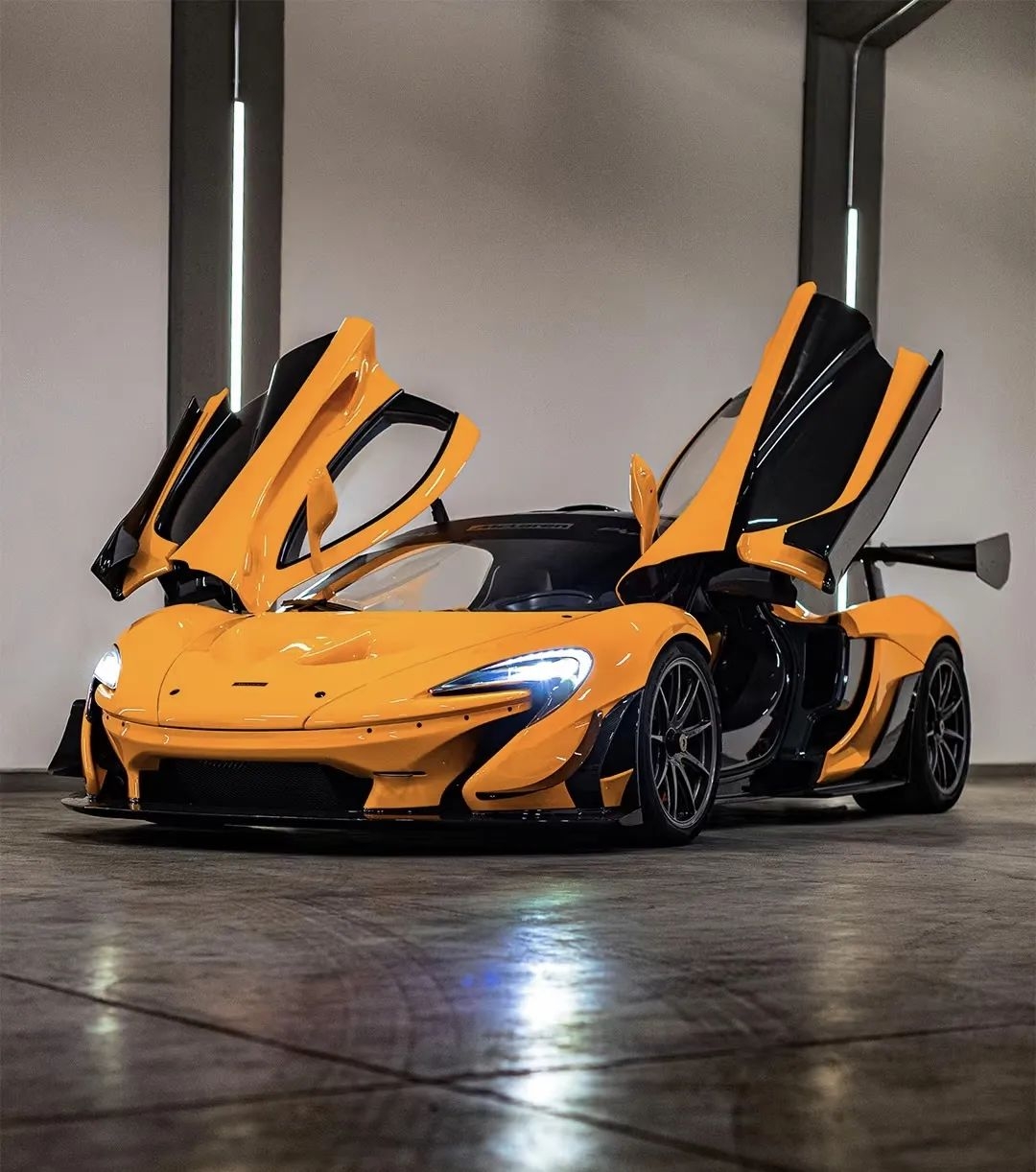 迈凯伦轻取红牛车队,拉塞尔高光表现 迈凯伦轻取红牛车队,拉塞尔高光表现