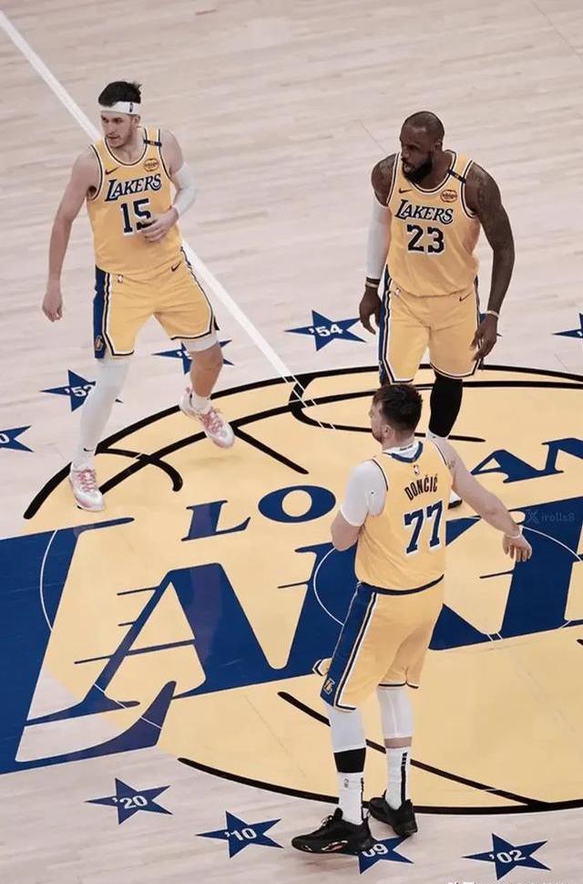 快船碾压国王,布克扛起全队 快船碾压国王,布克扛起全队