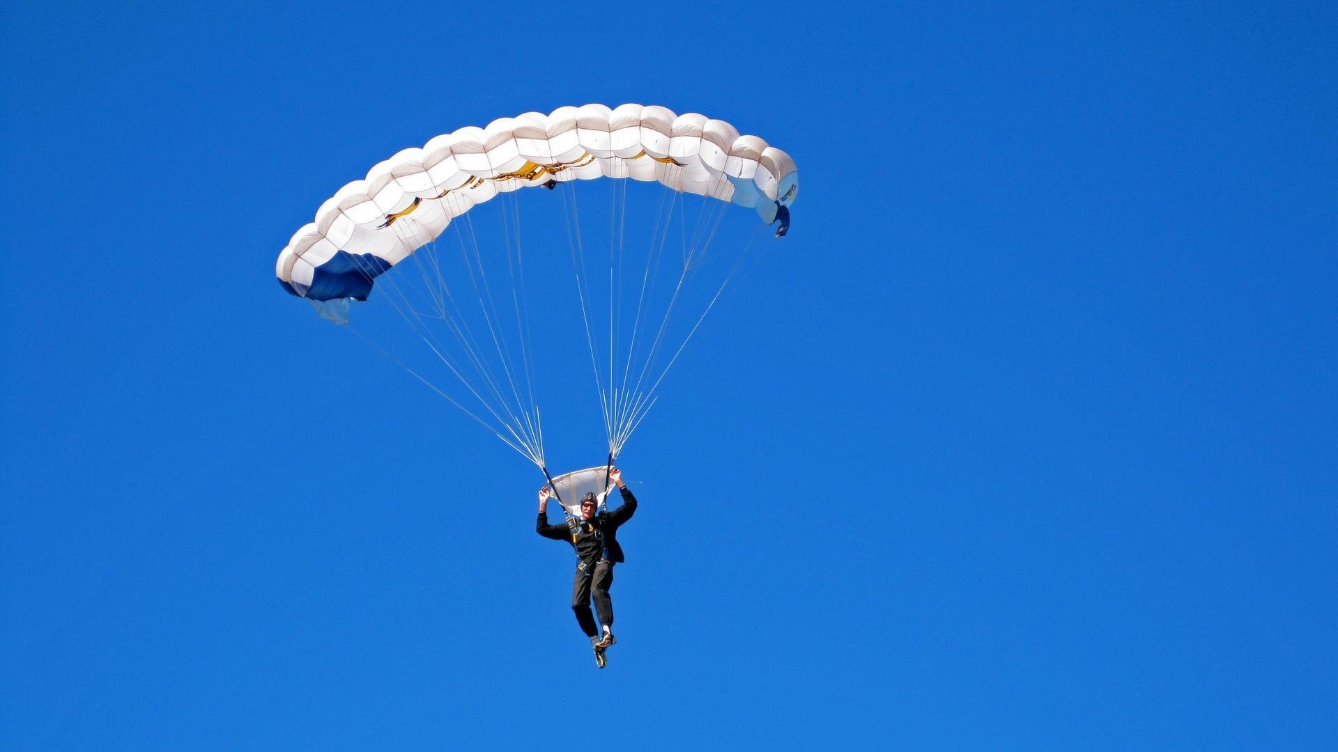 赛道上的格鲁吉亚闪电，F1街道赛之夜，克瓦拉茨赫利亚成为全场焦点